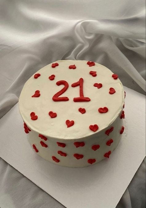 Yaş pasta cake with hearts on it 21st Bday Cake, 18th Cake, 21st Bday Ideas, 21st Cake, 21st Birthday Cakes, 21st Party, Funny Birthday Cakes, 18th Birthday Cake, Mini Cakes Birthday