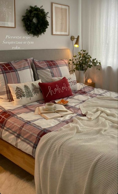 Holiday Bedroom, Holiday Room, Christmas Decor Inspiration, Cosy Christmas, Christmas Decorations Bedroom, Christmas Room Decor, Christmas Bedroom, Warm Christmas, Christmas Room