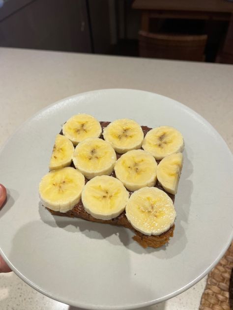 Tostada de pan brioche, nutella, y trozos de plátano Banana Croissant, Toast With Nutella, Croissant Toast, Banana Toast, Nutella, Pineapple, Toast, Fruit