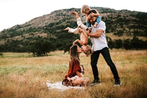 Most Beautiful Photos, World Breastfeeding Week, Breastfeeding Week, Poses Family, Planning Pregnancy, Outdoor Family Photography, Outdoor Pictures, Maternity Poses, Amazing Images