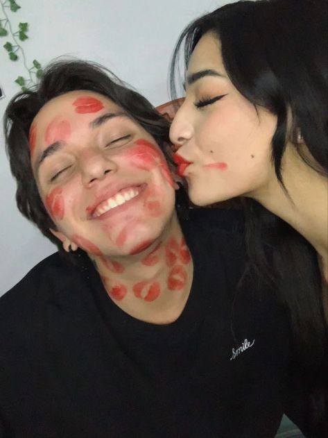 Lipstick On Face Couple, Lipstick Heart On Cheek Couple, Lipstick Kisses All Over Face Boyfriend, Kiss Photo Idea, Lipstick Trend With Bf, Couple Photo Kiss, Cute Couple Trends, Ideas Para Fotos En Pareja, Couple Trends