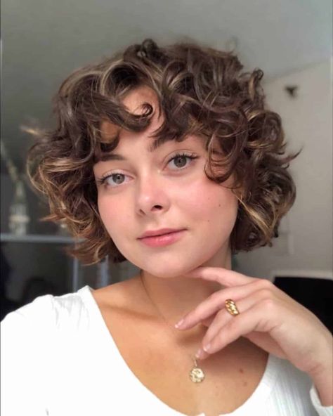 29 Most-Flattering Hairstyles for Short Curly Hair to Perfectly Shape Your Curls Short Curly Hairstyles For Women, Short Natural Curly Hair, Layered Curly Hair, Bob Hairstyles For Thick, Blonde Curly Hair, Short Curly Haircuts, Haircuts For Curly Hair, Short Wavy Hair, Curly Hair With Bangs