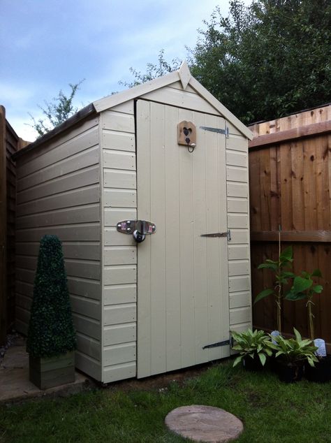 Shed makeover complete! Painted and lovely! (I used Cuprinol Garden Shades in Country Cream) Cream Shed, Painted Sheds, Painted Garden Sheds, Garden Fence Paint, Fence Colours, Container Gardening Shade, Cuprinol Garden Shades, Painted Shed, Shed Makeover