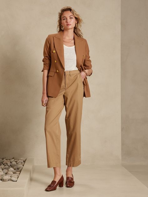 Effortlessly sophisticated with a relaxed silhouette and roll cuffs, this incredibly soft chino pant is designed to suit many tastes: size down for a higher rise and figure-hugging fit, or take your regular size for a slouchy, highly relaxed take on Earth Tone Outfits Women, Banana Republic Outfits, Business Dress Code, Khakis Outfit, Tan Outfit, Chino Pants Women, Womens Chinos, Khaki Chino Pants, Office Wear Women