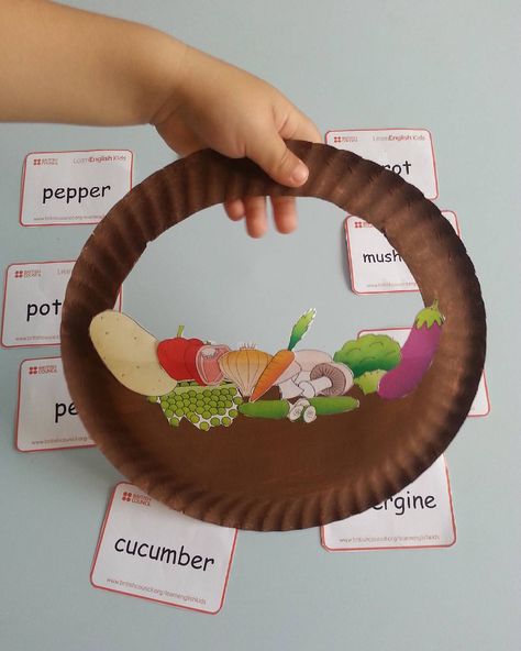 Paper Plate Vegetable Craft, Dani Kruha, Food Flashcards, Vegetable Crafts, Vegetable Bag, Easy English, Basket Crafts, Food Basket, Vegetable Basket