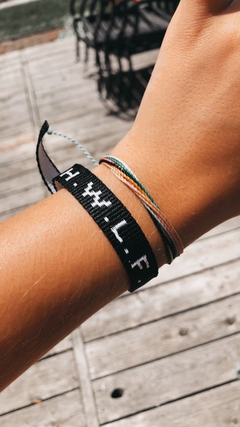 Pura Vida Bracelets Men, Hwlf Bracelets Aesthetic, Wwjd Bracelet Aesthetic, Pura Vida Bracelet Stack, Pura Vida Bracelets Aesthetic, Lizzy Aesthetic, Hwlf Bracelets, Wwjd Bracelets, Wwjd Bracelet