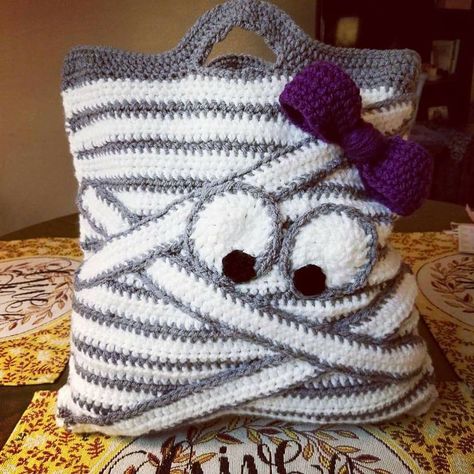 Crochet Mummy, Crochet Mummy Treat Bag, Ghost Bag Crochet, Crochet Halloween Purse, Crochet Halloween Tote Bags, Crochet Pour Halloween, Crochet Geek, Crochet Shell Stitch, Yarn Bag