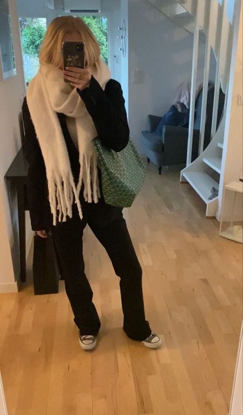 Stockhome Style, Big Scarf Outfit, Vinter Mode Outfits, Look Legging, Viral On Tiktok, Chunky Scarf, Mode Zara, Skandinavian Fashion, Cozy Winter Outfits