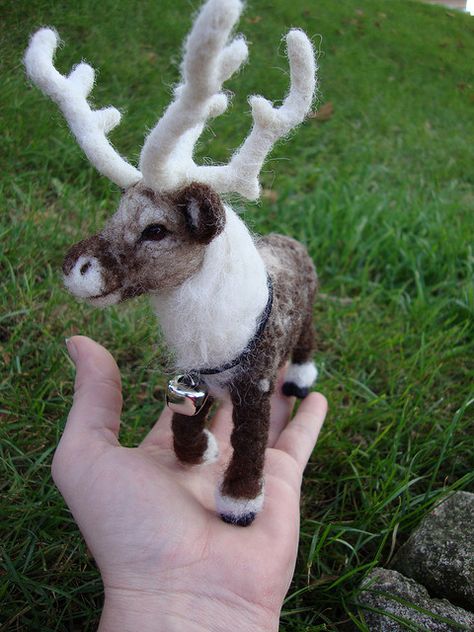 needle felted eindeer | Needle Felted Reindeer | Flickr - Photo Sharing! Felt Needling, Felted Reindeer, Felt Ornaments Diy, Needle Felted Ornaments, Felt Animal Patterns, Needle Felting Diy, Needle Felted Christmas, Wool Needle Felting, Animal Knitting Patterns