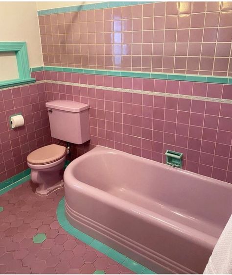 1930s Bathroom, Futuristic Bathroom, Art Deco Bathrooms, Deco Bathroom, Retro Bathrooms, Vintage Bath, Pink Bathroom, Vintage Bathrooms, Vintage Tile