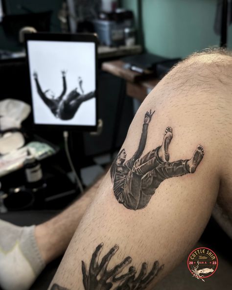 The falling man… #Tattoo #LegTattoo #Artist #Art #MicroRealism Falling Man Tattoo, Skin Tattoo, Man Tattoo, The Falling Man, Leg Tattoos, Tattoo On, Artist Art, Realism, Tattoos