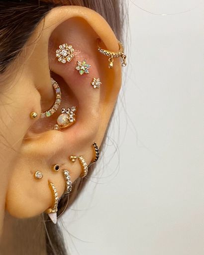 Earrings Whole Ear, Cluster Piercing Ears, Earring Constellation Piercing, Cool Lobe Piercings, Ear Cluster Piercing, Ear Piercing Ideas Big Earlobes, Opal Curated Ear, Ear Piercings For Big Ears, Opal Piercing Ears