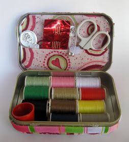 Sometimes when I'm out and about I end up needing a sewing kit. To sew back on a fallen button, to pin together a ripped seam, to cut ... Decorated Tins, Tin Upcycle, Operation Shoebox, Sewing Kit Box, Tin Ideas, Tin Crafts, Altoids Tin, Altoid Tin, Altoids Tins