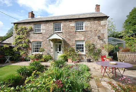 Tregustick Farmhouse, Cornwall - Country Properties http://www.countryliving.co.uk/homes-interiors/property/tregustick-farmhouse-cornwall Country Farmhouse Bathroom Ideas, Country Farmhouse Bathroom, English Farmhouse, Natural Swimming Ponds, River Cottage, Country Bathroom, Countryside House, Uk Homes, Farmhouse Style House