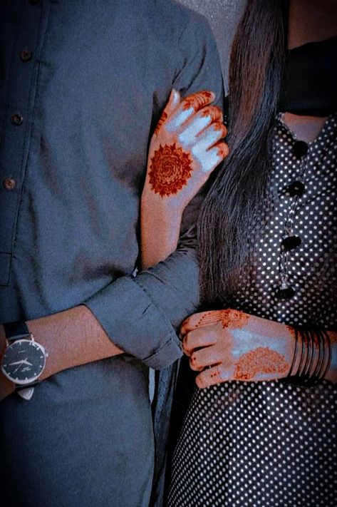 Couples dpz Couples Dpz Stylish, Eid Dpz For Couple, Couples Dpz Instagram, Cute Couple Hand Dpz, Hand Pose Couple, Czns Goal Pics, Dp Couple Aesthetic, Hand Photos Couple, Hide Couple Pic