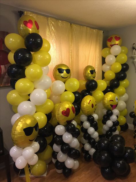 Emoji photo booth backdrop Star Decoration Ideas, Emoji Backdrop Party Ideas, Emoji Decorations Birthday Parties, Emoji Birthday Party Ideas Decoration, Emoji Photo Booth, Emoji Balloon, Birthday Emoji, Emoji Birthday Party, Party Backdrops