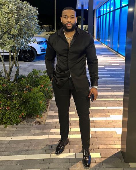 Fancy All Black Outfit Men, Full Black Casual Outfits Men, Men’s Formal Dinner Outfit, All Black Graduation Outfit Men, Classy Dress Outfits Men, Men Outfits Fancy, Men Outfits For Date Night, Dinner Outfits Men Casual, Black Men New Years Outfit