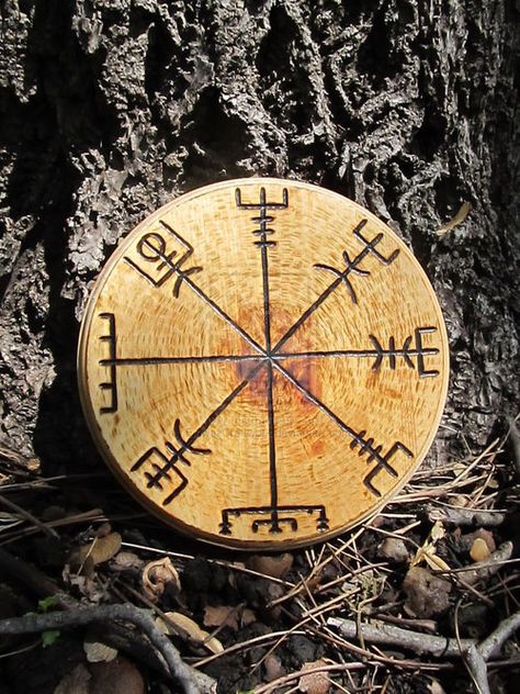 Vegvisir - "if this sign is carried, one will never lose one's way in storms, even when the way is not known" Arte Viking, Norse Myth, Norse Symbols, Old Norse, Viking Symbols, Viking History, Norse Vikings, Viking Art, Viking Runes