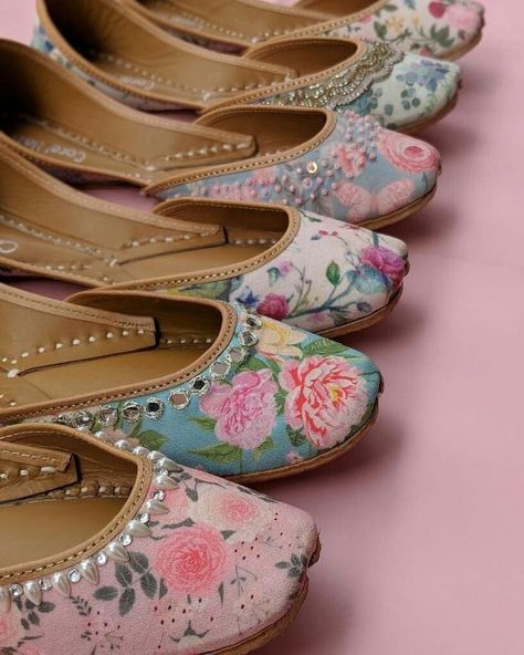 Indian Sandals, Jutti Flats, Wedding Footwear, Pakistani Culture, Shoes Fashion Photography, Indian Shoes, Punjabi Jutti, Shoes Heels Classy, Matching Shoes