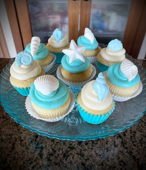 Jelly Fish Cupcakes, Cupcake Conchas, Beach Cupcakes Ocean Themes, Ocean Themed Desserts, Beach Theme Desserts, Seashell Cupcakes, Ocean Cupcakes, Beach Theme Cupcakes, Beach Cupcakes