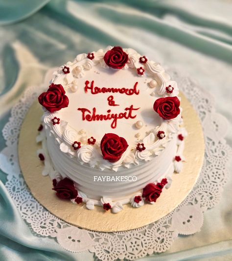 What a beautiful way to celebrate Hammad and Tehniyat's anniversary with such an elegant and romantic cake! This cake with red roses must have made their special day even more memorable. Wishing them continued love and happiness on their anniversary! Show stopper cake ♥️ #faybakesco #faybakescobyfaiza #malakwal #cakes #love #cake #AnniversaryCelebration Gold And Red Cake, One Year Anniversary Cake, Gold Anniversary Cake, Cake With Red Roses, Cherry Blossom White, Romantic Cake, Showstopper Cakes, Cake For Her, Red Cake