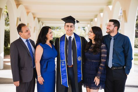 Family Pictures Graduation, Convocation Family Photo, Family College Graduation Pictures, Graduation Photography Family, Graduation Photography Poses With Family, Poses For Graduation Photos With Family, Nurse Graduation Pictures With Family, Grad Pictures With Parents, Graduation Picture Poses With Family