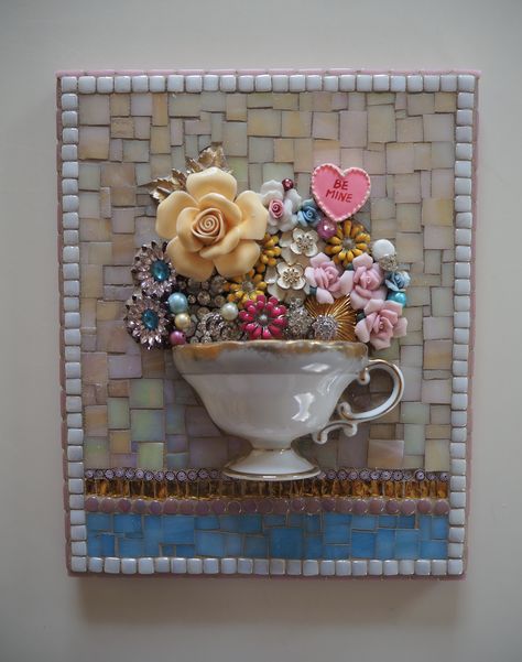 Teacup Mosaic, Broken China Crafts, Broken Glass Crafts, Mosaic Tiles Crafts, Tea Cup Art, Old Jewelry Crafts, Mosaic Art Diy, Mosaic Flower Pots, Mosaic Garden Art