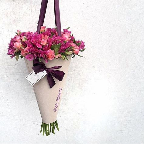 Bag Flower Arrangement, Flower Hamper, Flower Arrangement Diy, Paper Bag Flowers, Budget Flowers, Flower Shop Decor, Flower Shop Design, Diy Bouquet Wrap, Creative Money Gifts