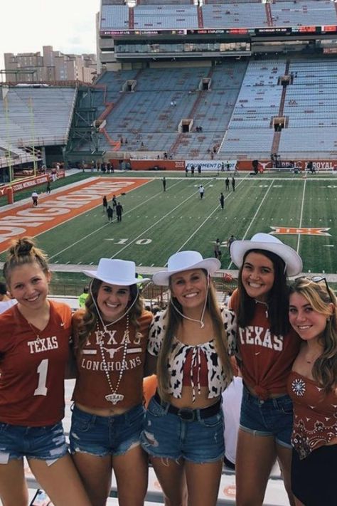 University Of Texas Football, Game Day Looks, College Football Game Outfit, Dream University, Girly Games, College Gameday Outfits, Texas Football, Vintage Clothing Boutique, Friends Pic