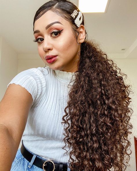 14.7 mil curtidas, 150 comentários - V A N D R E S S A (@vandressarib) no Instagram: “Eu amo quando o que era “brega” vira modismo! ✨💖” Skater Hair, Shaved Side Hairstyles, Hairstyle Youtube, Instagram Hairstyles, Cute Curly Hairstyles, Hair Streaks, Side Hairstyles, Curly Hair Tips, Short Curly Hair