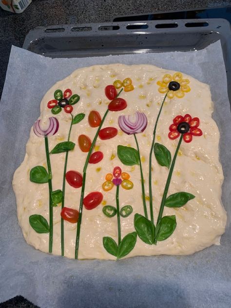 easterbaking, easter vibes, easter food inspiration, flower focaccia Easter Focaccia, Easter Focaccia Bread, Focaccia Flower Bread, Flower Foccia Bread, Focaccia Aesthetic, Flower Focaccia, Floral Focaccia Bread, Foccacia Bread Art Spring, Focaccia Art