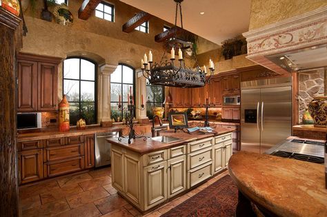 Traditional Kitchen Decor, Dapur Rustic, Tuscan Kitchen Design, Fat Chef Kitchen Decor, Tuscan Interior, Tuscan Kitchens, Mediterranean Kitchen Design, Rustic Kitchen Lighting, Model Dapur