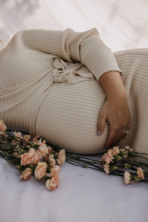 Soft Maternity Photography, Maternity Photoshoot With Flowers, Maternity Photos Flowers, Maternity Photography San Diego, Photo Ideas At Home, Home Maternity Photography, Maternity Photo Ideas, Maternity Beach, Studio Maternity Photos