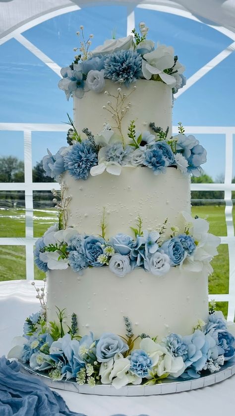 Sky Blue And White Wedding Theme, Pastel Blue Wedding Cake, Blue Wedding Colour Scheme, Pastel Color Wedding Cake, White And Light Blue Wedding Cake, White And Sky Blue Wedding, Light Blue And Black Wedding Theme, Shades Of Blue Wedding Decor, Wedding Cake With Blue Accents