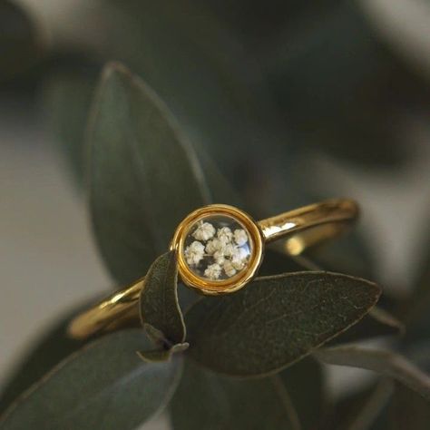 Pressed Flower Engagement Ring, How To Make Resin Jewelry Dried Flowers, Dried Flower Ring, Pressed Flower Ring, Cottagecore Engagement Ring, Resin Engagement Ring, Cottagecore Rings, Cottagecore Wedding Ring, Wildflower Jewelry