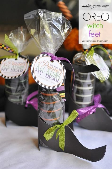 Free printable witch shoes and tag for Oreo Halloween treat.  This is such a fun idea!: Kids Treat Bags, Scary Halloween Food, Kids Halloween Food, Witch Shoes, Halloween Games For Kids, Kids Treat, Halloween Favors, Halloween Goodies, Halloween Treat Bags