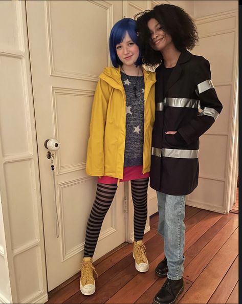 Coraline And Whybee Costume, Halloween Costumes Gender Neutral, Coraline Costume Aesthetic, Caroline And Wybie Costume, Coraline Aesthetic Outfit, Indie Halloween Costumes, Lesbian Halloween Costumes, Coraline Wybie, Coraline Halloween Costume