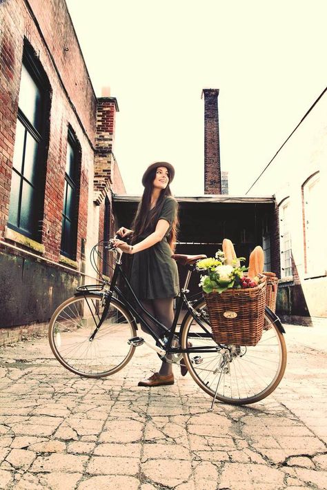 Vintage Bike Aesthetic, Nantucket Bike Basket, Pannier Basket, Biking Diy, Bike Pictures, Bike Aesthetic, Bicycle Basket, Specialized Bikes, Retro Bicycle