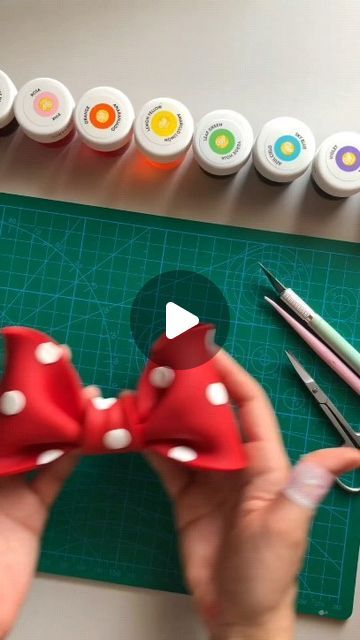 Fondant Bow Tutorial, How To Decorate Cakes, Fondant Bows, Disney Letters, Fondant Bow, Cake Branding, Bow Cakes, Minnie Mouse Bow, Modeling Chocolate