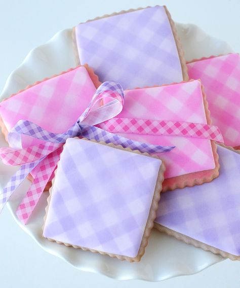 Gingham Decorated Cookies (with tutorial) - by Glorious Treats Gingham Cookies, Cookies Cupcake, Decorate Cookies, Cookie Tutorials, Pretty Cookies, Beautiful Desserts, Fancy Cookies, Creative Cookies, Beautiful Cookies