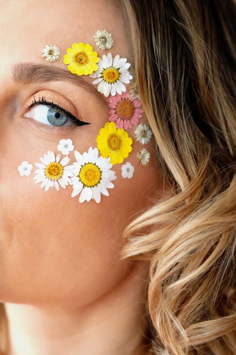 diy-maquillage-fleurs-sechees-visage Flower Face Makeup, Pressed Flower Makeup, Dried Flower Makeup, Flower Make Up, Flower Makeup Ideas, Flower Inspired Makeup, Floral Makeup Looks, Flower Makeup Looks, Flowers On Face