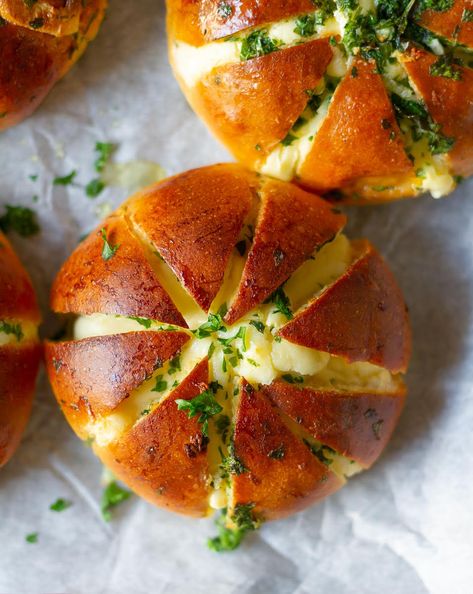 Cream Cheese Garlic Buns, Korean Garlic Bun, Korean Cheese Bun, Korean Cream Cheese Bun, Bread Names, Food Recipes Korean, Everyday Bread Recipe, Korean Garlic Bread, Korean Buns