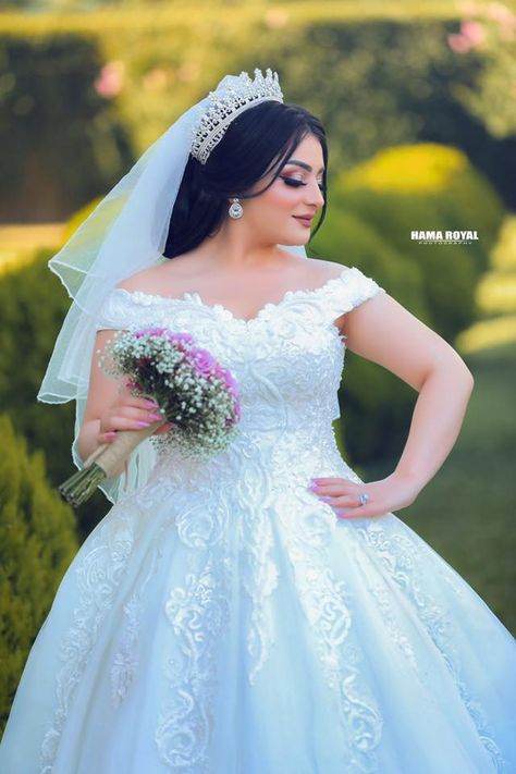 Christian Wedding Poses Photo Ideas, Christian Bridal Poses, Muslim Bride Poses, Cristin Wedding Pose, Christian Bride Poses, Bride Photoshoot Christian, Christian Wedding Photography, Marriage Gown, Christian Wedding Dress