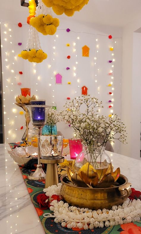 Haveli Themed Diwali party - DesiDIY Unique Diwali Decoration Ideas, Diwali Party Aesthetic, Diwali Backdrop Ideas, Wall Niche Decor Ideas, Dining Table Decor Indian, Niche Decor Ideas, Wall Niche Decor, Diwali Dinner, Pooja Backdrop