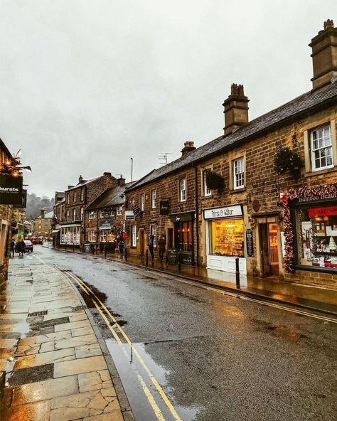 Peak District Buildings | Bakewell • 📸 @a.calm.walk • . . . . #christmascheer #christmasisnear #bakewell #derbyshire #bakewellpudding #englishcountryside… | Instagram Bakewell Derbyshire, Peak District, English Countryside, Pretty Places, Life Goals, Rainy Days, Great Places, Edinburgh, Beautiful Places