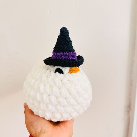 Witchy chickens have arrived in town! 🧙‍♀️ I can’t with how adorable they look all together 🥰. They are now available in my Etsy and Shopify stores! I have five witchy chickens ready to ship 🐓. Pattern by: @oakandmarlow #halloweendecor #witchystuff #witchyvibes🔮 #chickendecor #chickensofinstagram #crochetcute #crochetchicken Silly Crochet, Pride Crochet, Crocheted Stuff, Stuff Animals, Crochet Plushies, Cute Chicken, Crochet Halloween, Crochet Chicken, Crocheted Items