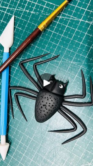 Spider Fondant, How To Make Spiders, Fondant Toppers, Spider Plants, Cake Art, Cake Ideas, Shiva, Fondant, Halloween