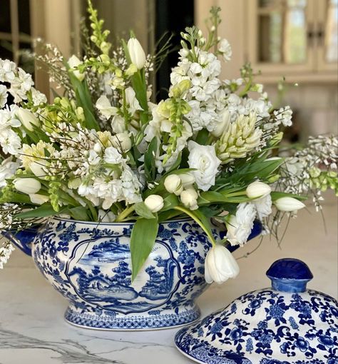 Flowers In Chinoiserie Vase, Blue And White Bowl Centerpiece, Blue And White Table Arrangements, Blue And White Spring Decor, Chinoiserie Floral Arrangement, Blue And White Easter Decor, Ginger Jar Floral Arrangements, Chinoiserie Flower Arrangements, Blue And White Floral Arrangements