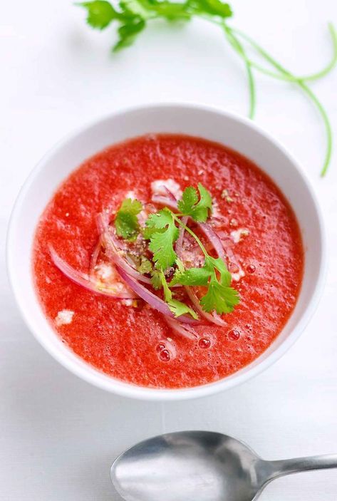 Watermelon Soup, Cold Soup Recipes, Tomato Gazpacho, Healthy Summer Snacks, Spanish Paella, Gazpacho Recipe, Fresh Tomato Recipes, Chilled Soup, Watermelon Feta Salad