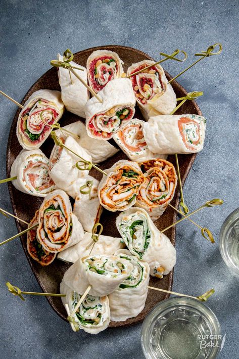 Wraps hapjes Housewarming Food, Picknick Snacks, Appetizer Wraps, Easy Sausage Recipes, Sausage Pasta Recipes, Snack Wrap, Birthday Lunch, Boozy Brunch, Snack Bites